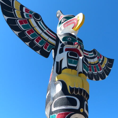 Photos of Canada, Totem pole in black, red and yellow