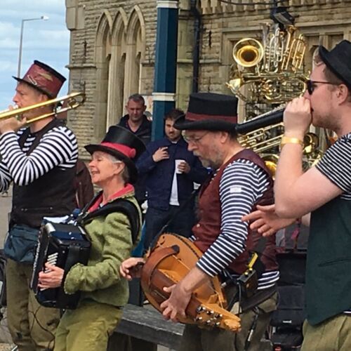 Boom Bike Bourée People playing in a band